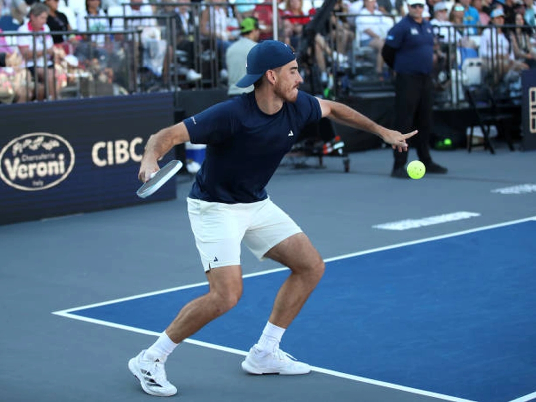 Tranh cãi giao bóng bằng cách đánh thẳng vào người đối thủ trong pickleball